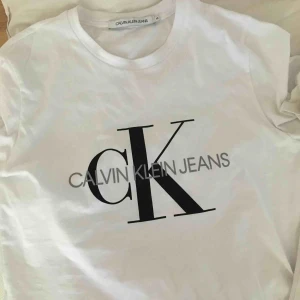  - Hej säljer en T-shirt  köpte den för en vecka sen har tvättat den igår o storleken är m den är köpt på jeansbolaget den kosta 400 kr 