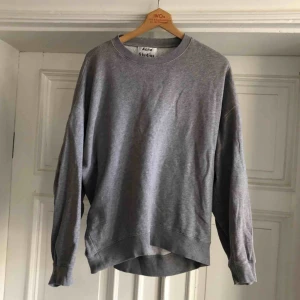  - Acne Studios - Grey Beta Fleece Oversized Sweatshirt PSS14  - Kan hämtas i Uppsala eller skickas mot fraktkostnad. Trevligt skick men två mindre hål i övre bakkant vid etiketten, kan lätt fixas med några stygn. 
