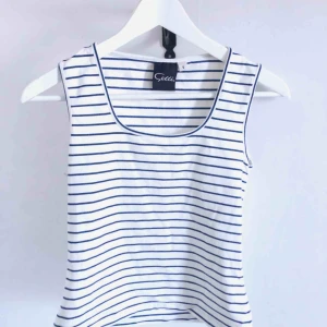  - Vitt linne med blåa ränder. Inte använt mycket Kunden betalar själv för frakt💖