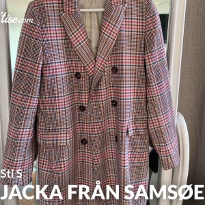  - Snygg kappa från Samsøe nypris 2999kr inköpt på NK förra hösten 🌹 Använd ett fåtal gånger, kan mötas i Göteborg eller så betalar köparen frakten 🤩