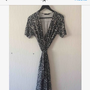  - Omlottklänning i fint skick! Ganska tung och mjuk i tyget. Passar S-M. Går precis nedanför knäna på mig som är 176cm.  Kan mötas upp i Malmö, annars tillkommer fraktkostnad!