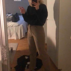  - Snygga beiga manchesterbyxor💚 köpta secondhand på beyond retro. Jag har sytt in dom så att de nu passar storlekar mellan 26 och 28💘 frakt tillkommer!