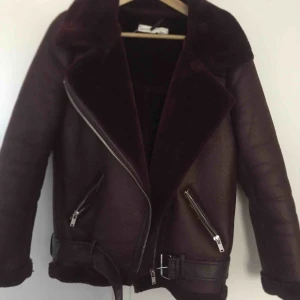  - Vinröd biker jacka i vinröd färg , knappt använd . 