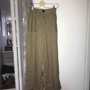  - Rutiga, vida byxor från Bershka. Aldrig använda, säljer pga för liten storlek. Relativt kort längd på benen 