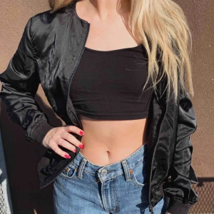  - Tunn jacka i ”silkes” material. Fin till fest!!! 