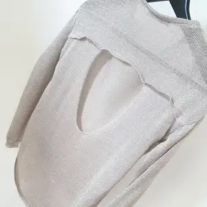Silvrig-grå stickad tröja från Gina Tricot.  Öppen rygg.  Normal lång fram och längre bak.   Kan mötas upp i Huddinge, Älvsjö, Årsta, Globen & Västberga