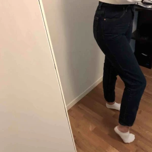  - Mörkblå Levis 550 🦋 Säljer pga för små för mig. Jag är 172 cm om ni vill jämföra. Frakt på 50 kr tillkommer. 