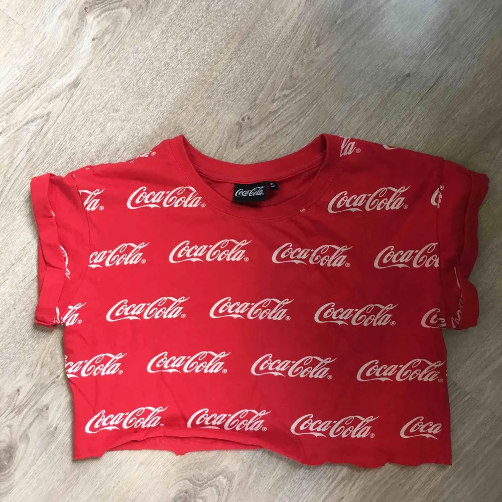 En super cool croppad coca-cola t-shirt<3 möts upp i stockholm vid köp. T-shirts.