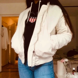  - Helt vanlig bomberjacka från bikbok. Helt vit. Använd några gånger. Inte för tunn men inte heller super tjock. Perfekt med en hoodie under till hösten/vintern.