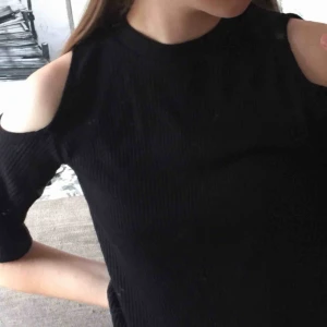  - Riktig snygg tröja från monki med hål för axlarna💞 aldrig använd då det inte är min stil💕 