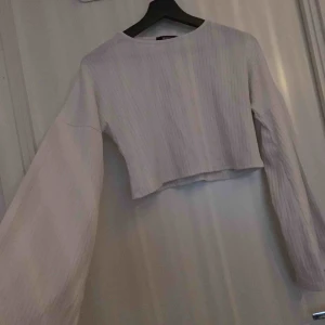  - Jätte fin vit ribbad topp! Med luftiga vackra utsvängda ärmar. Bra skick! Använd väldigt få tillfällen 