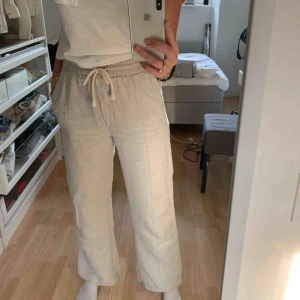  - Säljer mina fina Linnebyxor från Zara pga tröttnad😫 Köparen står för frakt, skriv för frågor💕💕💕