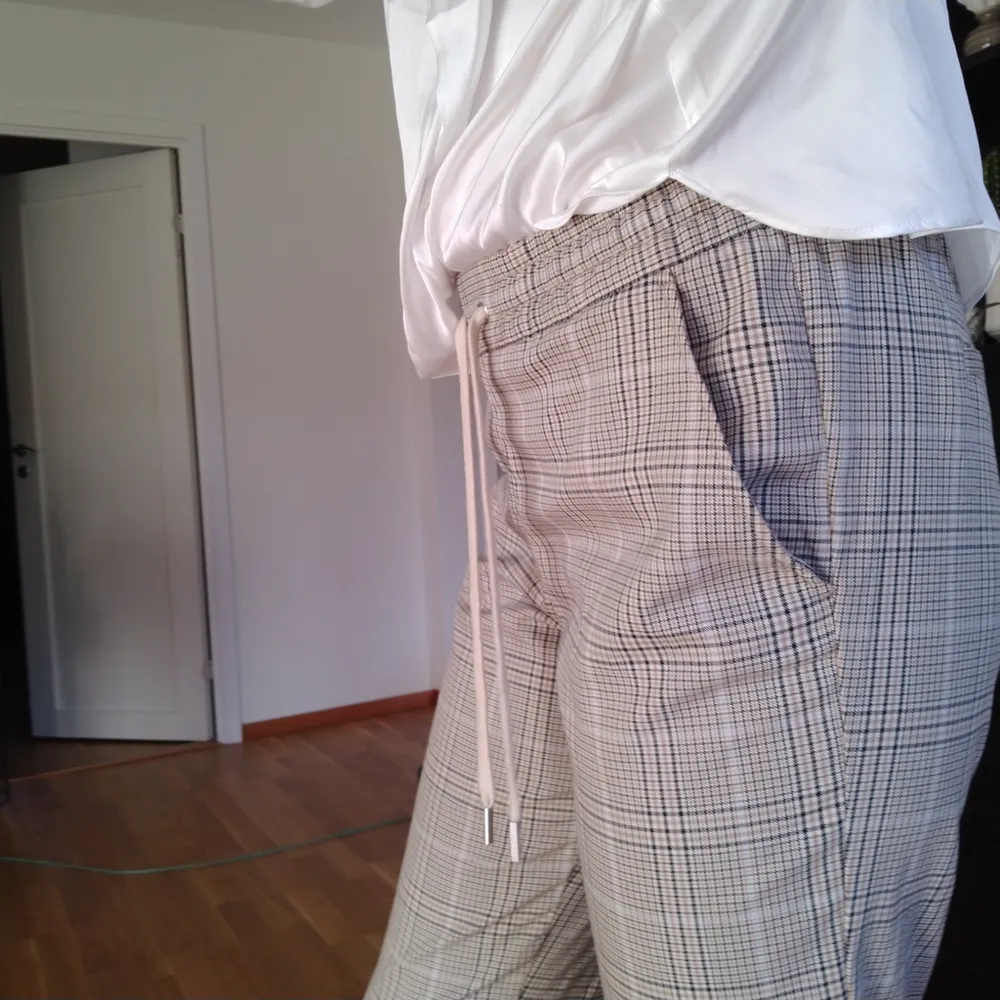 Beigea kostymbyxor från HM storlek 36.  Kan fraktas men köparen står för frakten. ☺️. Jeans & Byxor.