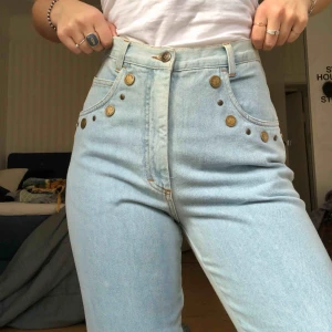  - Super unika jeans från Levis men äldre så den går ej att få tag i nån annan stans, jättebra skick. Har små knappar som mynt typ💕 dem är looser fit