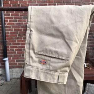  - Säljer dessa helt nya byxorna från Dickies. De är insydda och passar mig som är storlek 40. ❤