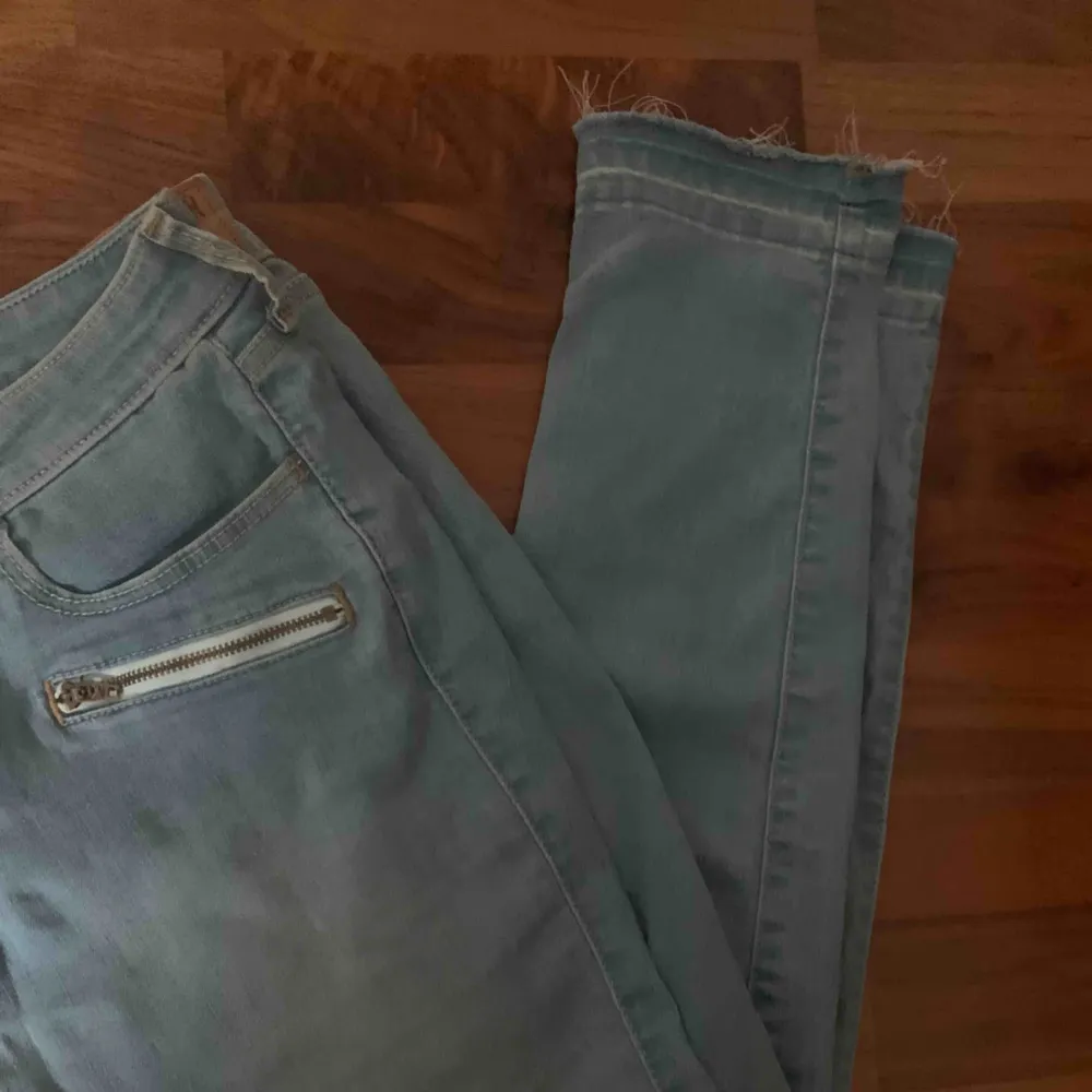 Snygga jeans ifrån hollister, inte använda. Snygga slitningar längst ner och skulle säga de passar nån med M/L.. Jeans & Byxor.