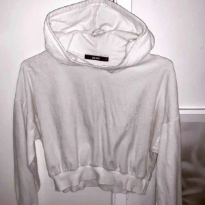  - Vit lite croppad superskön hoodie från bikbok i gott skick.