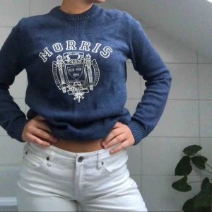  - En blå tjocktröja från Morris! Ord. Pris är 1300kr och tröjan är knappt använd, så säljer för ett väldigt rimligt pris:D Tröjan funkar för både tjejer och killar!