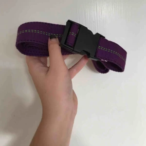  - Lila tygskärp som passar alla storlekar då man kan reglera själv! Som nytt då jag knappt använt det 💜