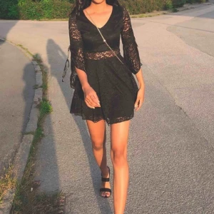  - Fin klänning som är mycket bra sick. Frakt ingår Du kan Kontakta mig om du vill se fler bilden