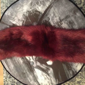  - Pälskrage i fuskpäls , vinröd färg .Jag har aldrig använt den .