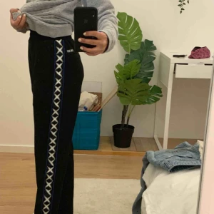  - Ett par sjukt snygga trackpants från Junkyard💞  Kommer inte till användning längre så vill sälja de :) Priset kan diskuteras om ni är snabba! :)