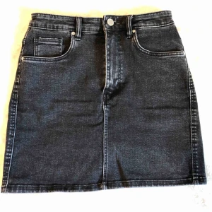  - Svart jeanskjol från zara. Riktigt snygg och framförallt bekväm. Stretchigt material. 