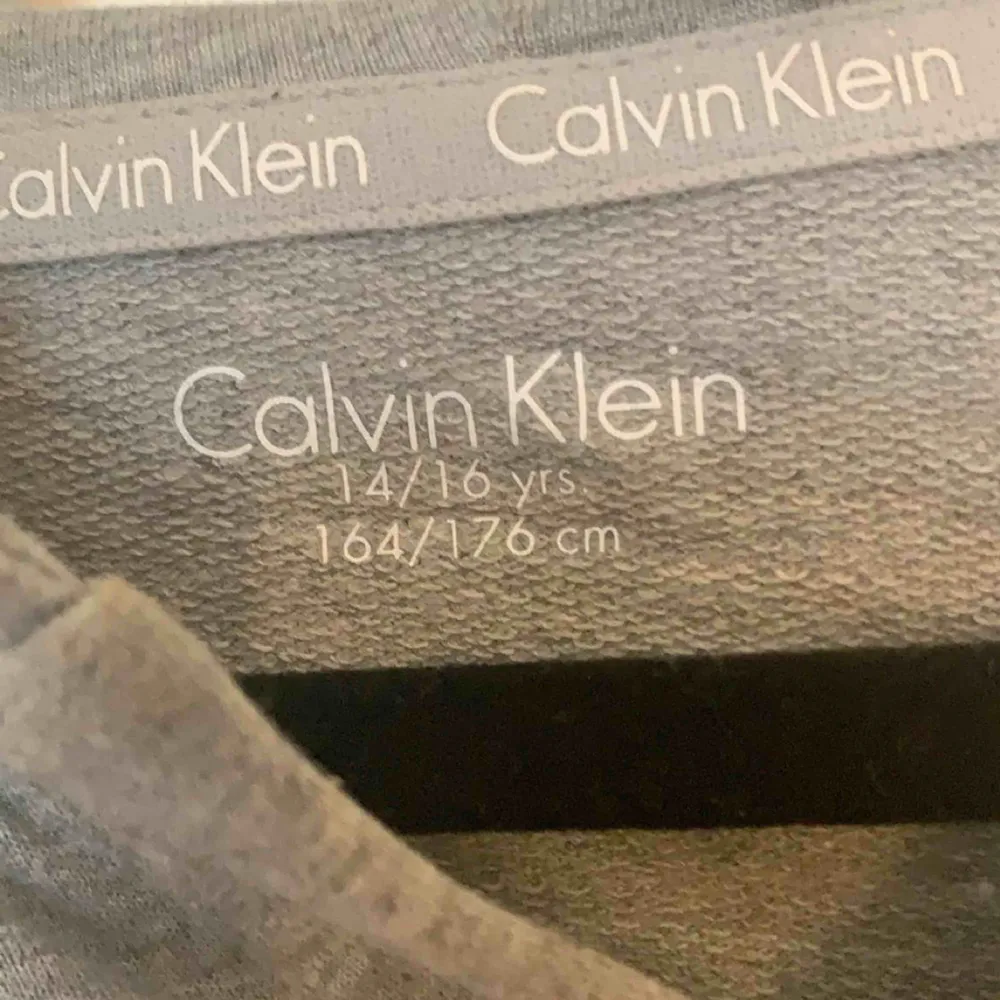 En super fin och bekväm grå Calvin Klein Jeans hoodie!! Använd fåtal gånger. Är i barnstorlek 164/176 men den passar XS/S också. Köpt på kids brand store för 600kr💕. Hoodies.