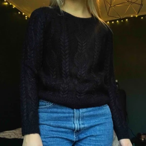  - Svart/blå stickad tröja! Supervarm och snygg enligt mig. Inte använd på länge så dags att få ny ägare🥰 Köpare står för eventuell frakt!