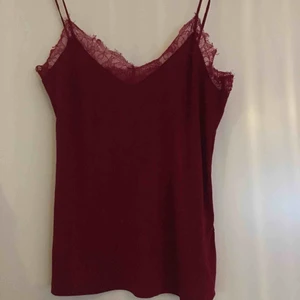  - Jättefint rött ribbat spetslinne