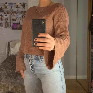 - En jättefin helt oanvänd tröja som bara ligger i garderoben men kommer tyvärr inte till användning:( mycket bra skick! Färgen är lite mer åt de rosa hållet i verkligheten. 