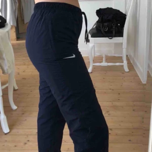  - coola Nike byxor i sportmaterial  Säljer pågrund av att de inte är min stil Skulle säga att den passar XS-S Frakt tillkommer på 35kr