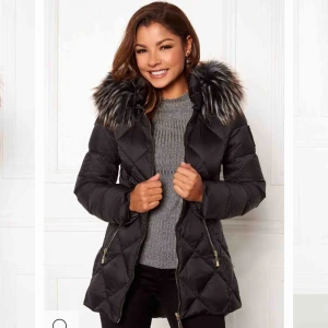  - Superfin dunjacka köpt för 1800 använd bara 2 månader så jättefin och fresh, fint och stor päls , köparen står för frakten:)