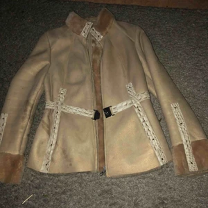  - Ljusbrun mockajacka med foder och skärp Använd ett fåtal gånger