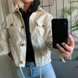  - En fin beige vårjacka som är köpt på bershka men kommer inte till användning :(( jackan är fräsch och i bra skick