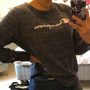  - Mörk blå champion tröja. Är S men passar som M. Aldrig använd :)