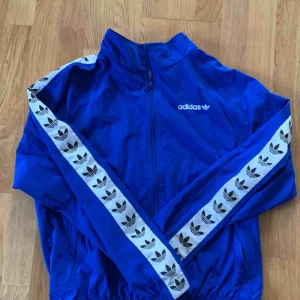 - Jättesnygg vintage inspirerad windbreaker från adidas. Använd fåtal gånger så skicket är nästan som nytt.