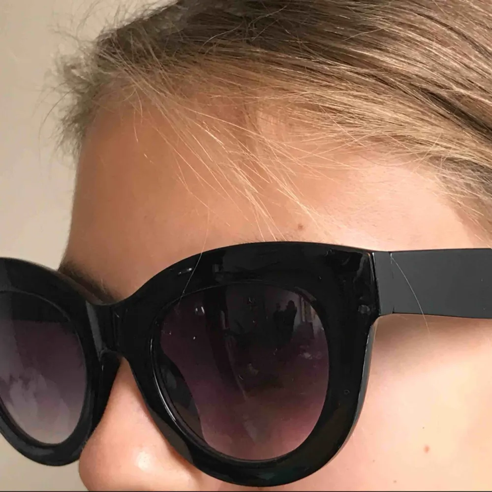 Svarta solglasögon från glitter. Nypris 100kr. Accessoarer.
