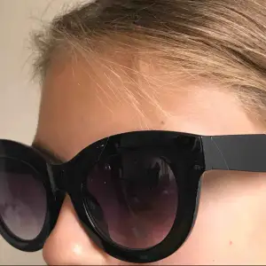 Svarta solglasögon från glitter. Nypris 100kr