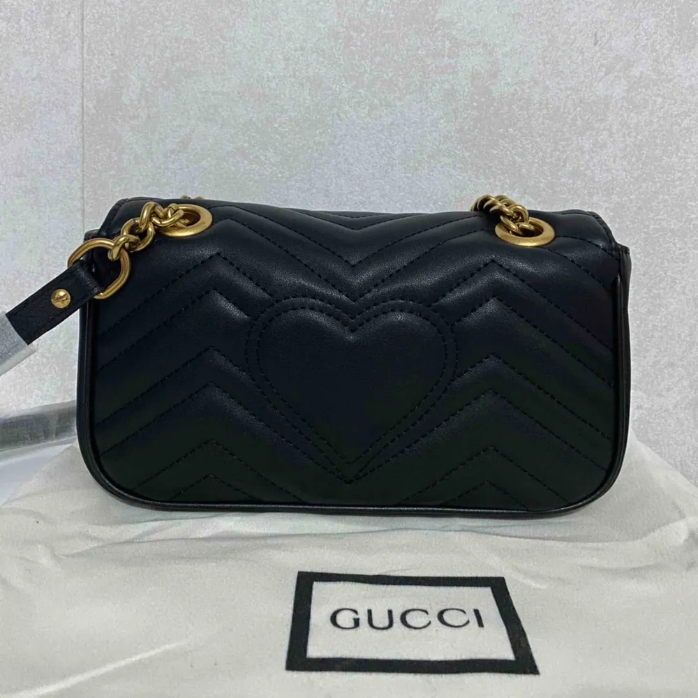 Gucci väska i skinn, storlek ca 22*13 cm     Aaaa kopia Köparen står för frakten . Väskor.