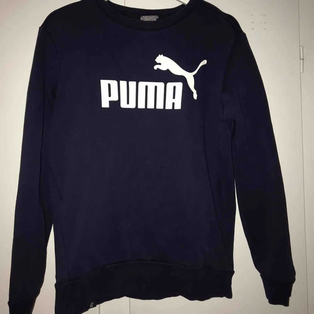 Tjocktröja från Puma, lite använd så i väldigt bra skick! Fler bilder kan fås vid intresse, skulle säga den passar från xs-m  😌 kan levereras till Östersund annars frakt!. Hoodies.