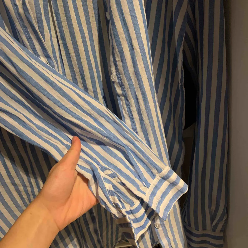 Fin randig skjorta från hm! Aldrig använd och med prislappen kvar, säljer då den tyvärr är för stor för mig. Skjortor.