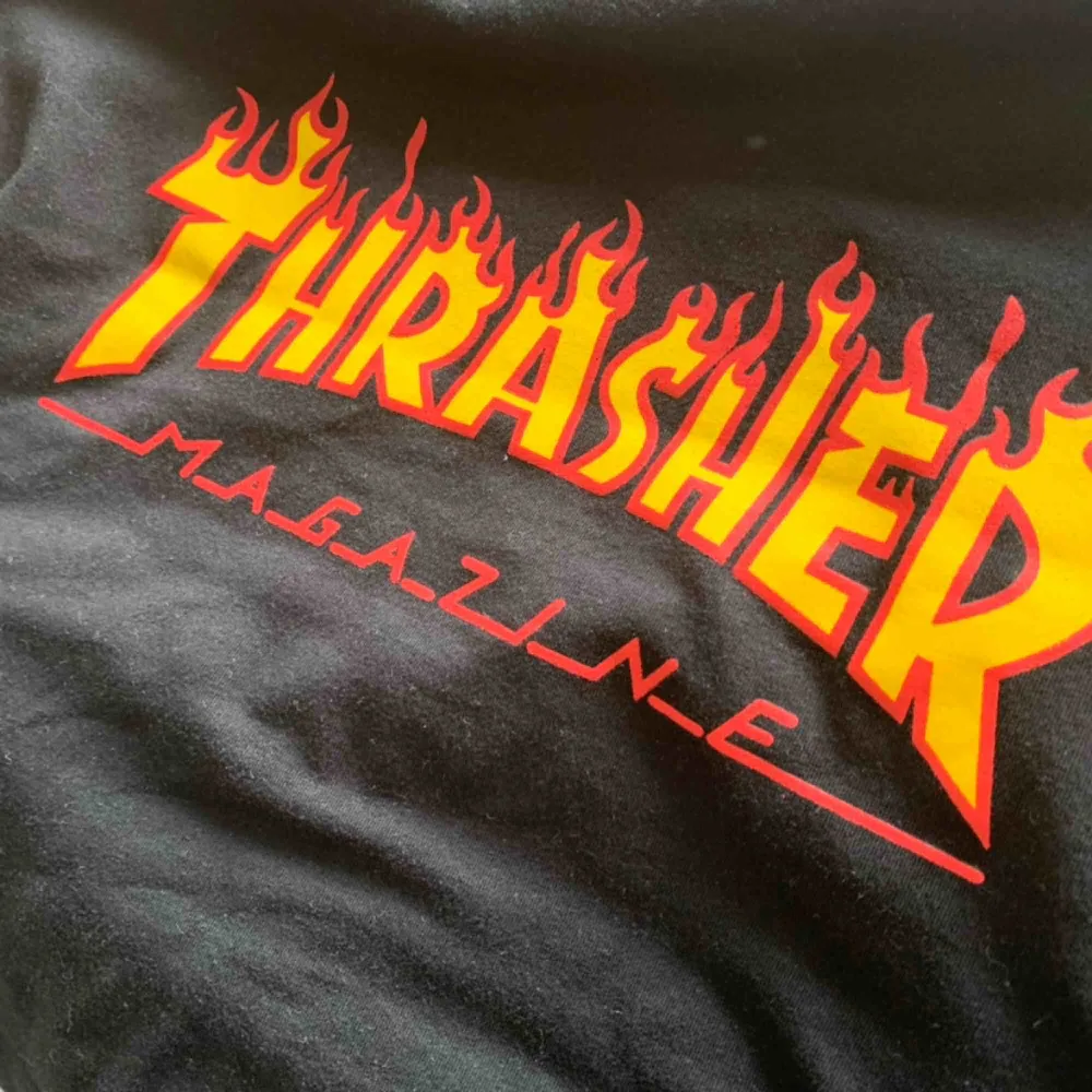 Snygg thrasher tröja (fake). Använd ett par enstaka gånger 🥰. T-shirts.