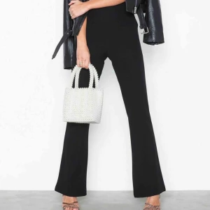  - Sköna och snygga byxor i trikå från NLY Trend. Stretchigt material med resår i midjan på baksidan (se bild)    Säljer då de inte kommer till användning, använda 1 gång.  Nypris 299kr, 150 ink frakt! 💕💕