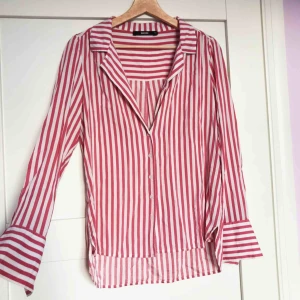  - Skjorta från Bikbok som är använd två gånger bara! 120 kr och frakten är inräknad ✨🌸