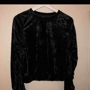 Säljer en svart sammets tröja i storlek xs. Finns att hämta i Norrköping eller så tillkommer frakt kostnad på 40kr. Vid intresse kan fler bilder skickas! ‼️HALVA PRISET