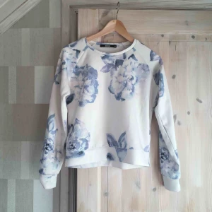  - Jättefin blommig tröja XS. Väl använd.