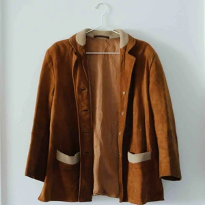  - Brun mockajacka i strl 42. Köparen står för frakt.