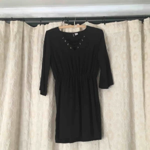  - Säljer nu en av mina favoritklänningar som funkar till både vardags och fest. Snörning vid urringningen och resår i midjan, och grymt skön! Använd 5-7 gånger men säljer nu för att den blivit liten runt armarna. Betalas via swish, frakt ingår ✨
