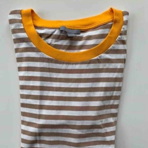  - T-shirt från märket COS. Nyskick!    Hämtas i Uppsala eller skickar inom Sverige (köparen betalar frakt). 